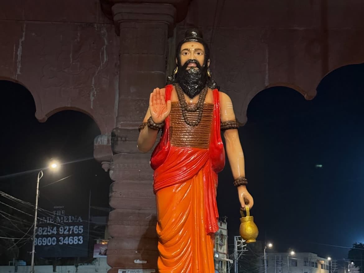 ભવનાથ ગેટ, જૂનાગઢ — વેલનાથ બાપુની મૂર્તિ સ્થાપના